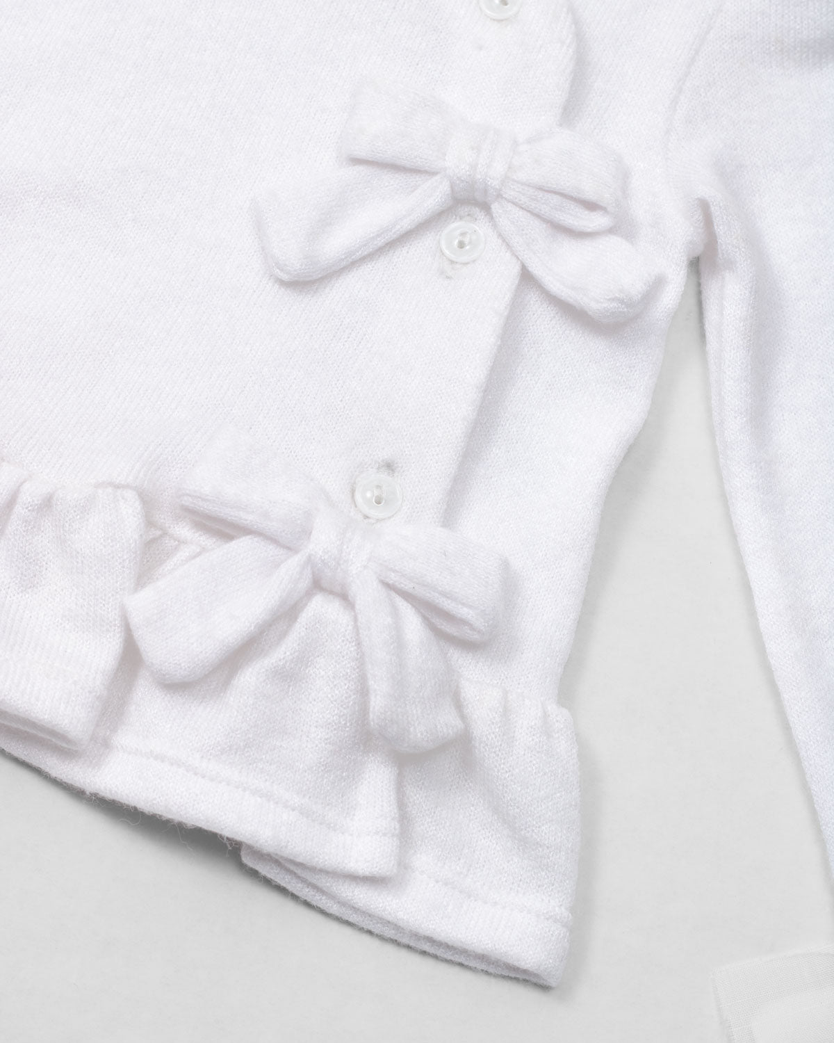Ajuar blanco de dos piezas con gorro y cobija blanca para recién nacida