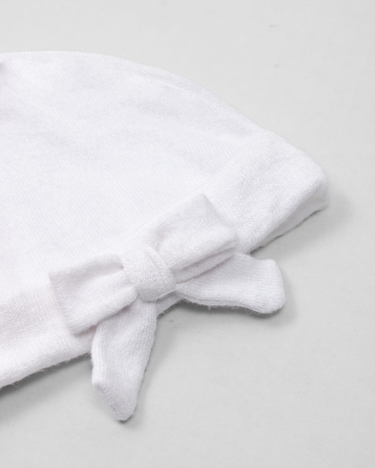 Ajuar blanco de dos piezas con gorro y cobija blanca para recién nacida