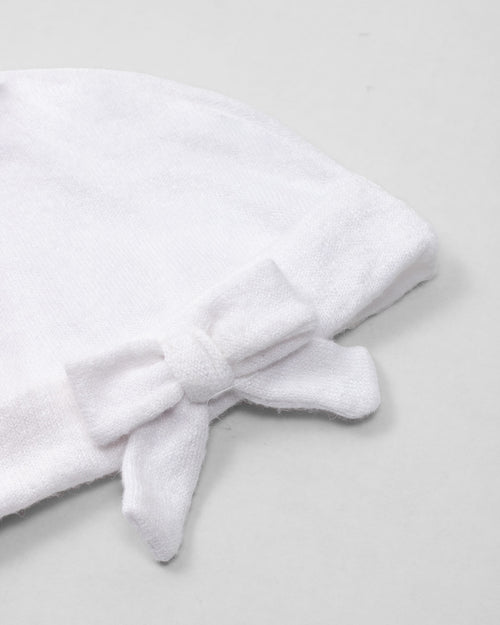 Ajuar blanco de dos piezas con gorro y cobija blanca para recién nacida