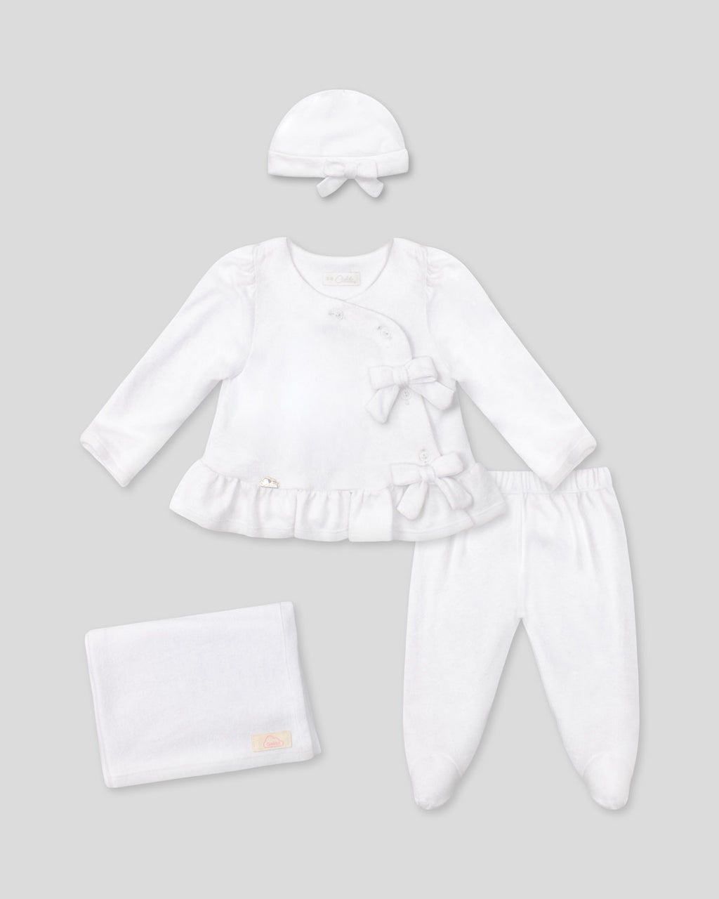 Ajuar blanco de dos piezas con gorro y cobija blanca para recién nacida