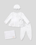Ajuar blanco de dos piezas con gorro y cobija blanca para recién nacida
