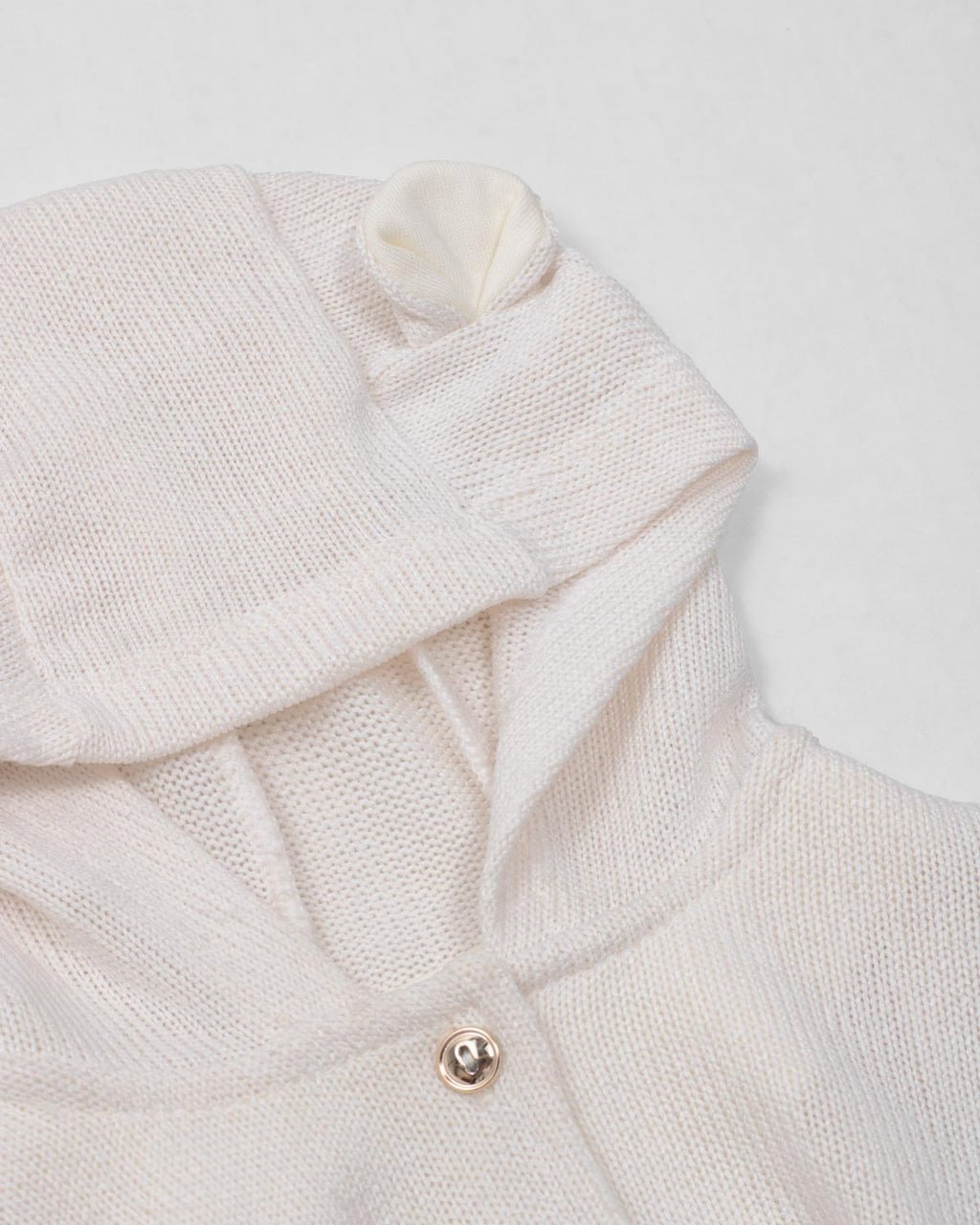 Ajuar de dos piezas crema con gorrito y cobija para bebé