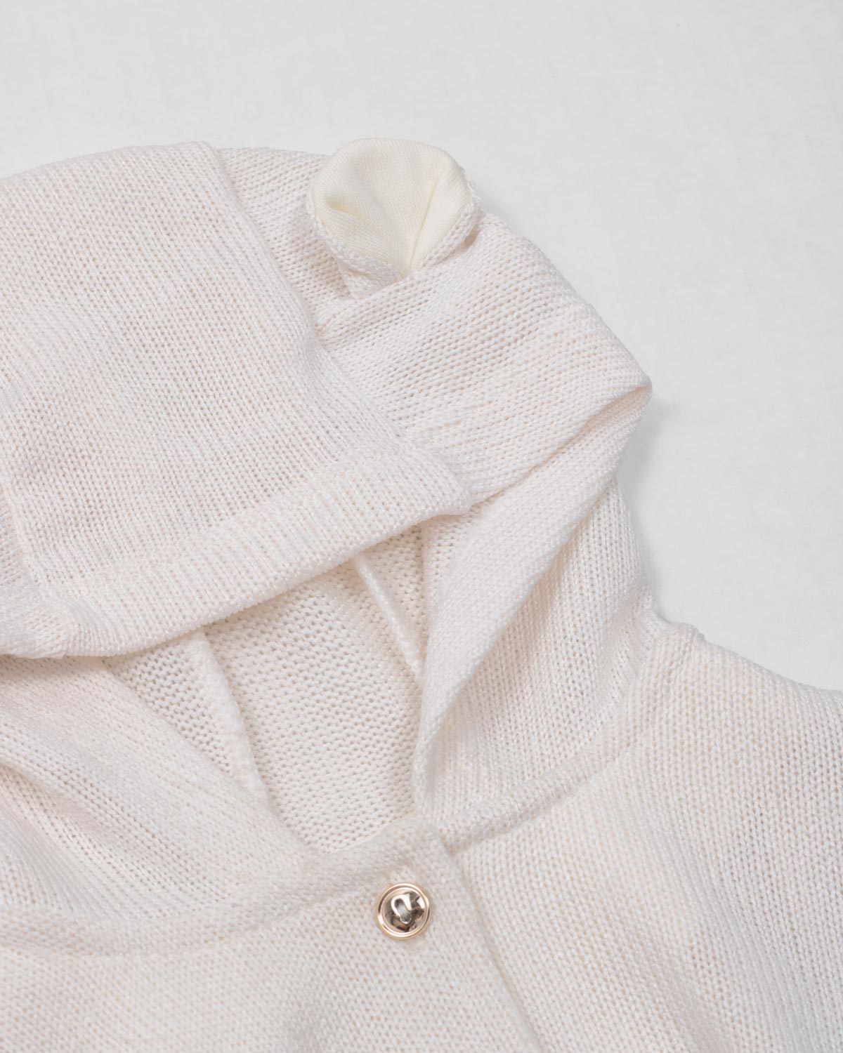 Ajuar de dos piezas crema con gorrito y cobija para bebé