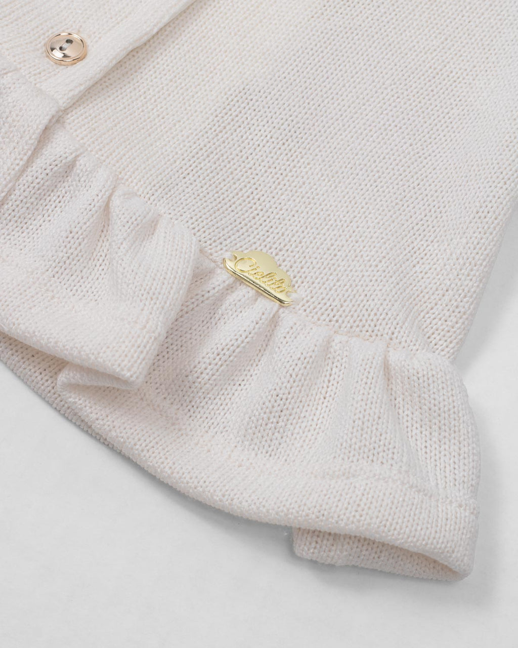 Ajuar de dos piezas crema con gorrito y cobija para bebé