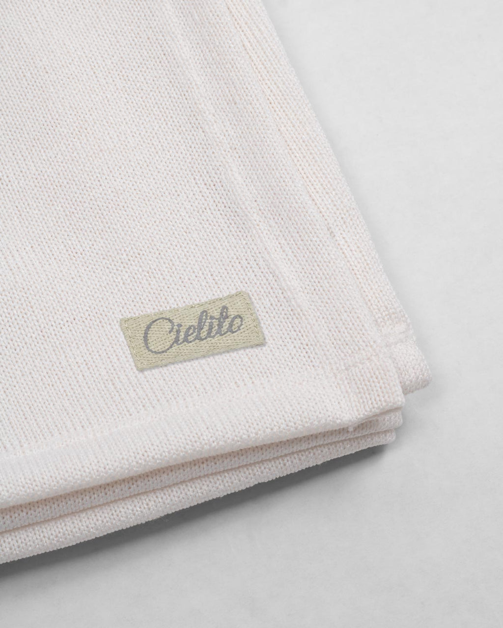 Ajuar de dos piezas crema con gorrito y cobija para bebé