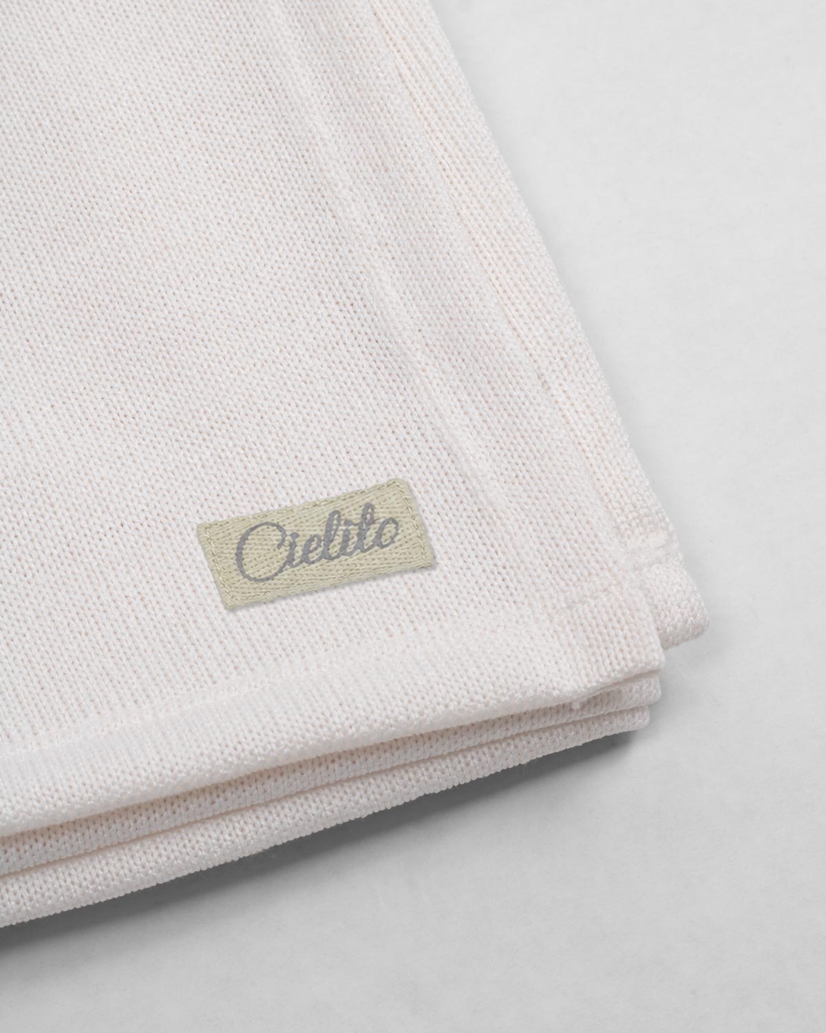 Ajuar de dos piezas crema con gorrito y cobija para bebé