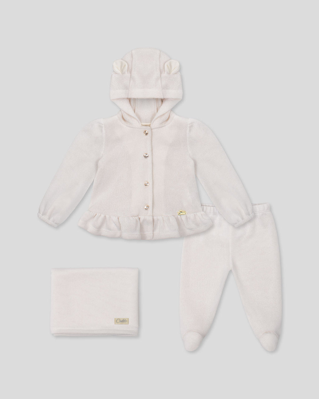 Ajuar de dos piezas crema con gorrito y cobija para bebé