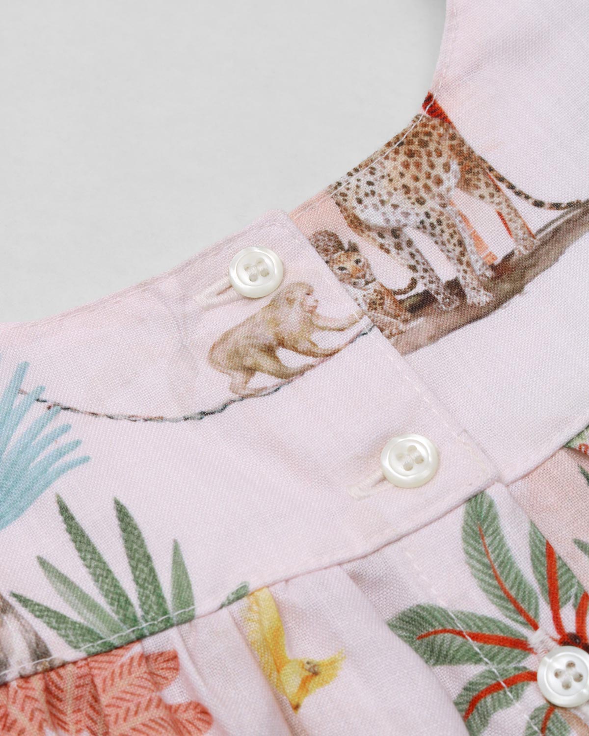 Conjunto blusa estampada con detalle de moños en hombros y short mostaza para niña