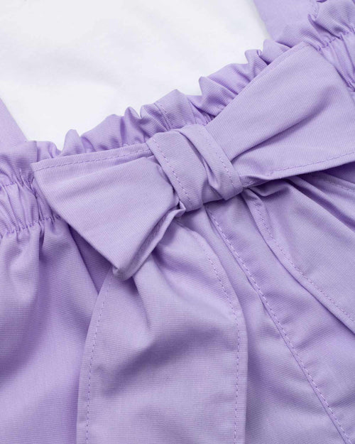 Conjunto blusa blanca con bordado, mangas con boleros y short lila con tirantes para niña