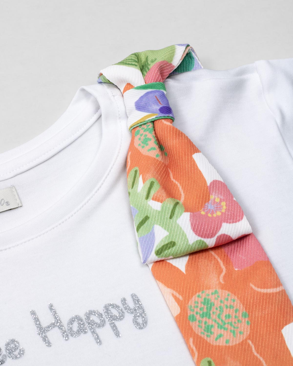 Conjunto blusa blanca con moños estampados en hombro y short rosa con bolsillos para niña