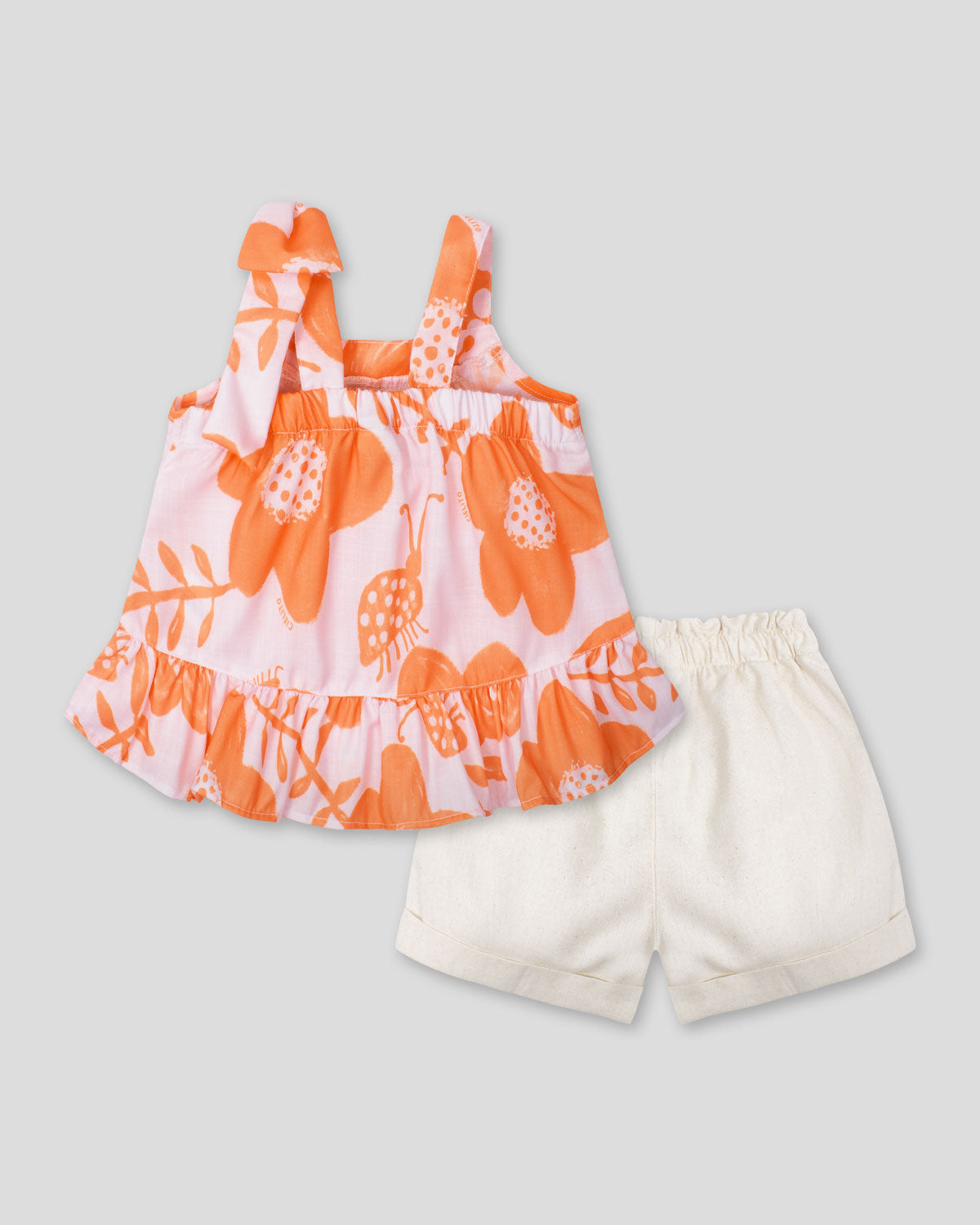 Conjunto blusa estampada de tiras con detalle de moño y short beige para niña