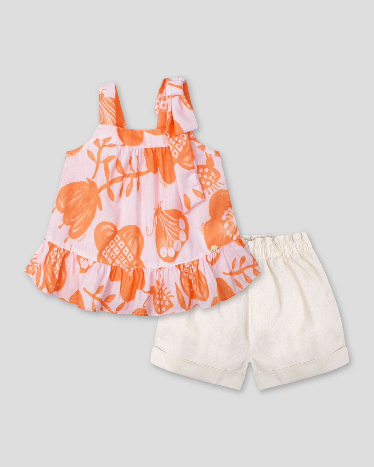 Conjunto blusa estampada de tiras con detalle de moño y short beige para niña