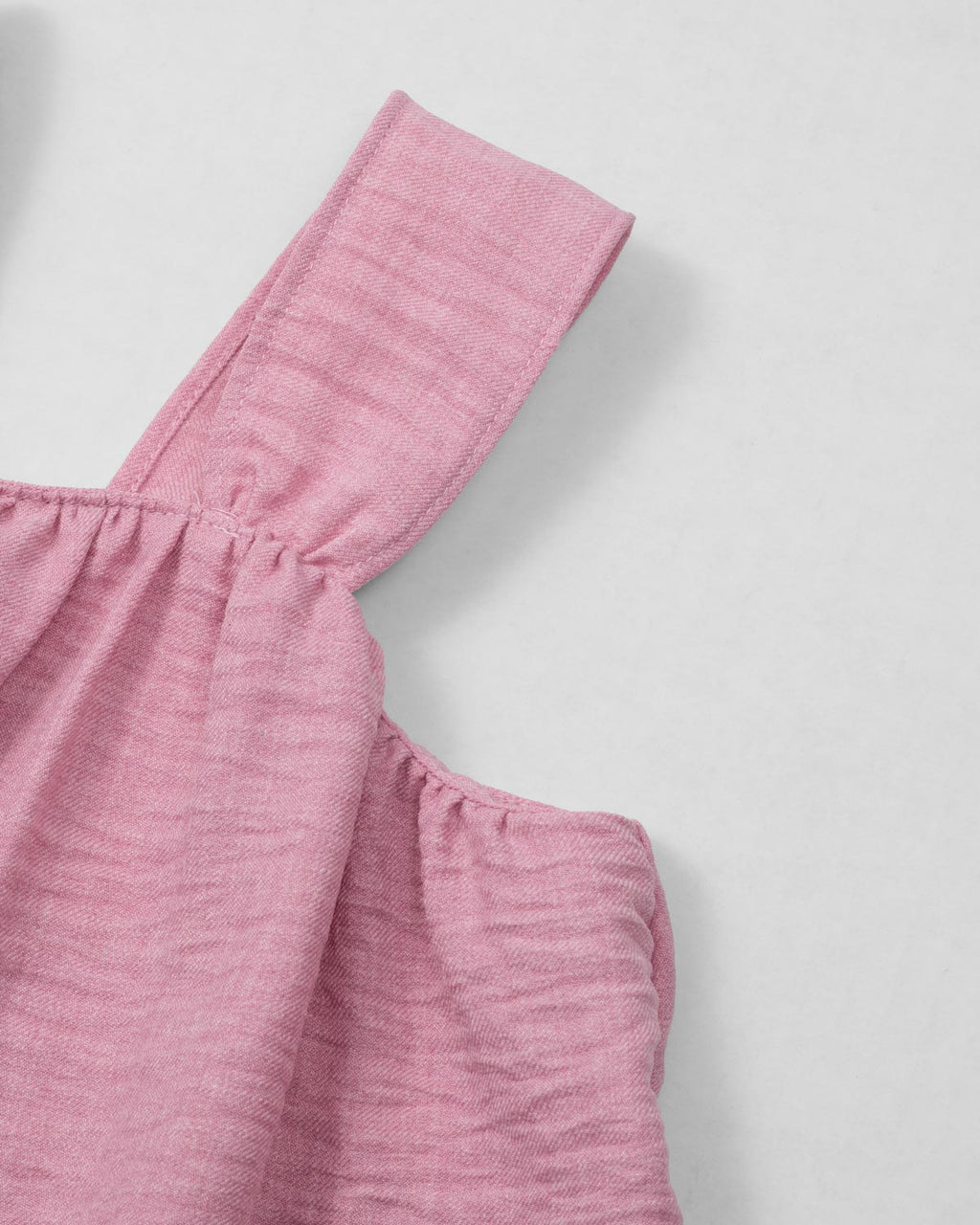 Conjunto blusa rosa de tiras con botones y short blanco para niña