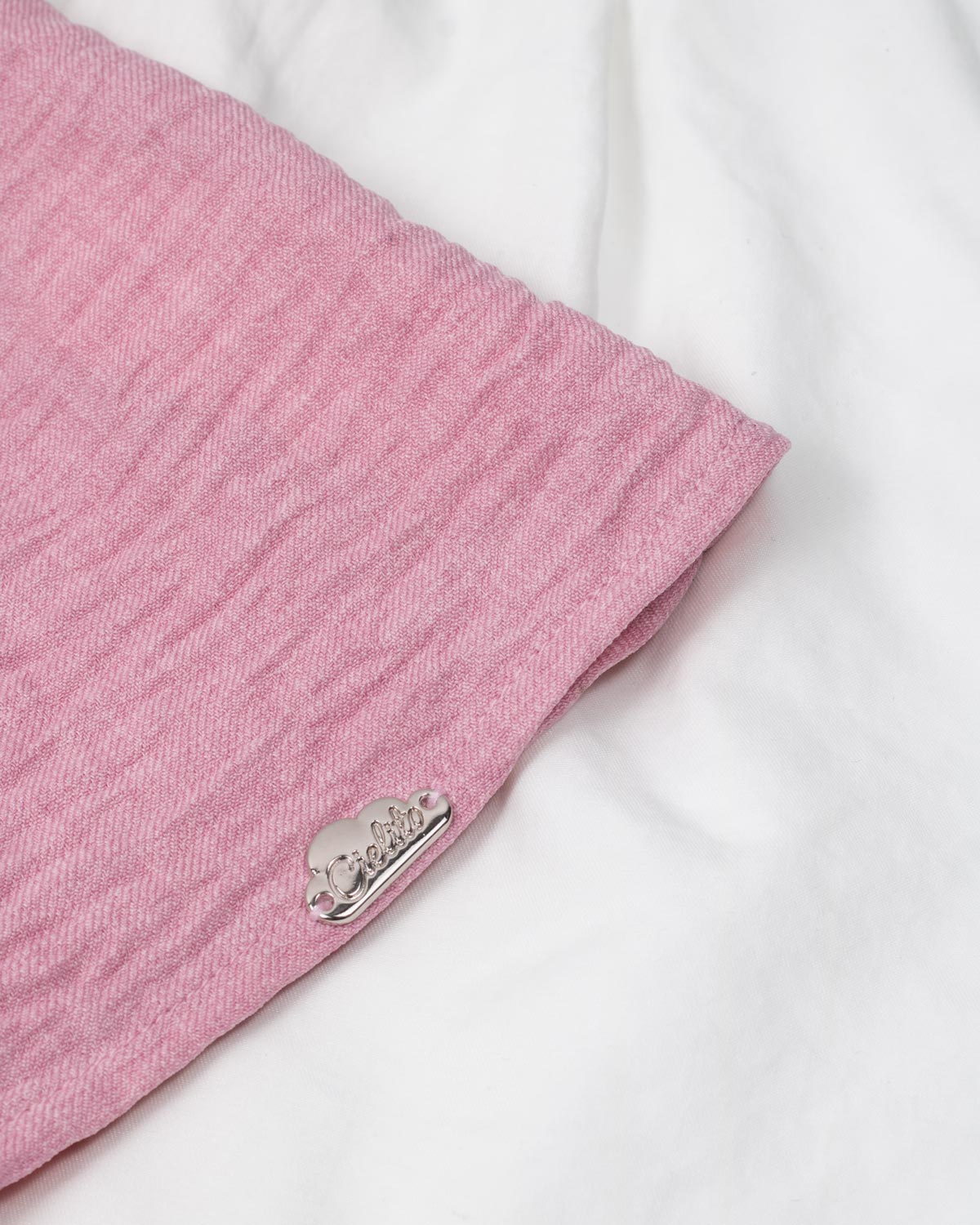 Conjunto blusa rosa de tiras con botones y short blanco para niña