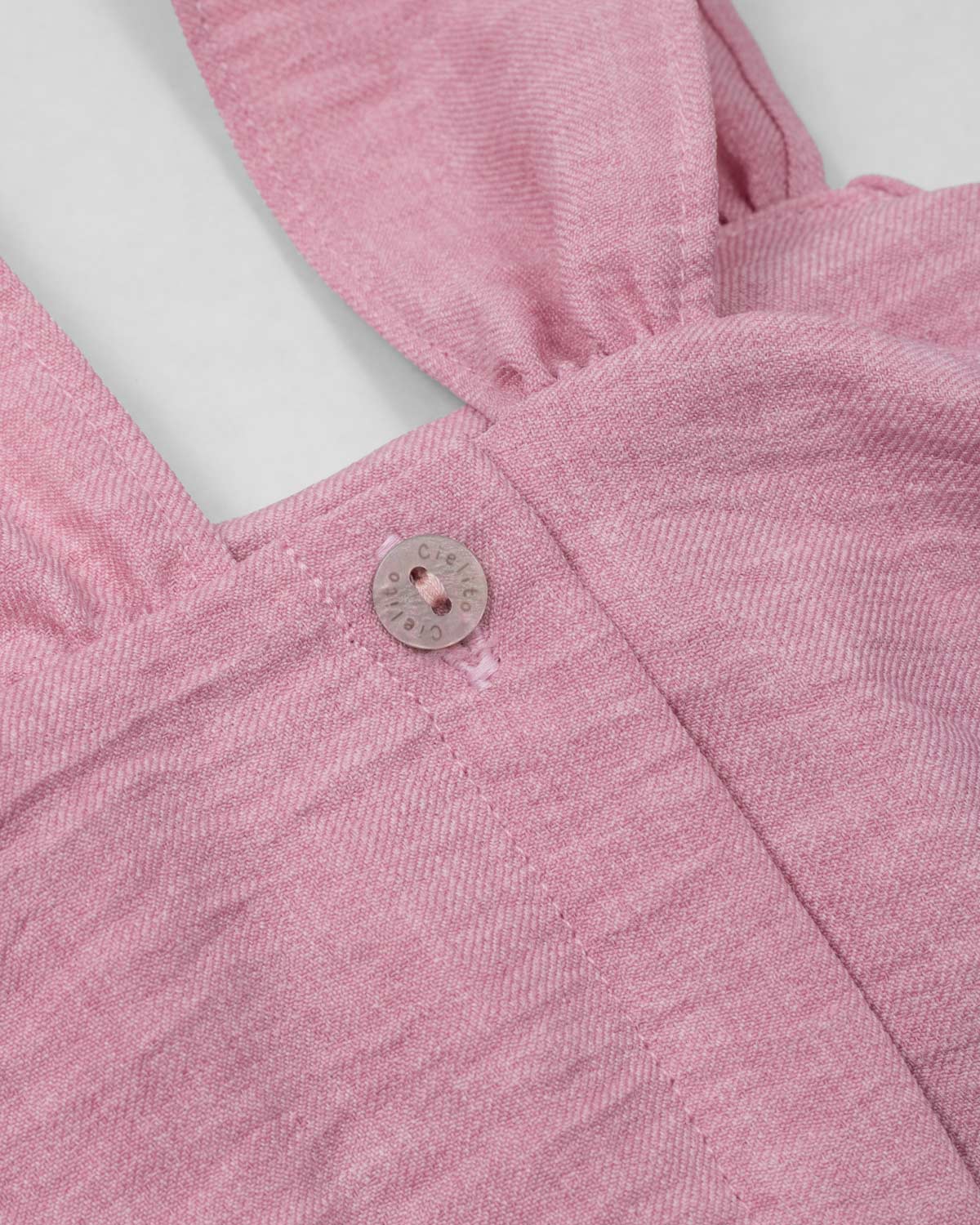 Conjunto blusa rosa de tiras con botones y short blanco para niña