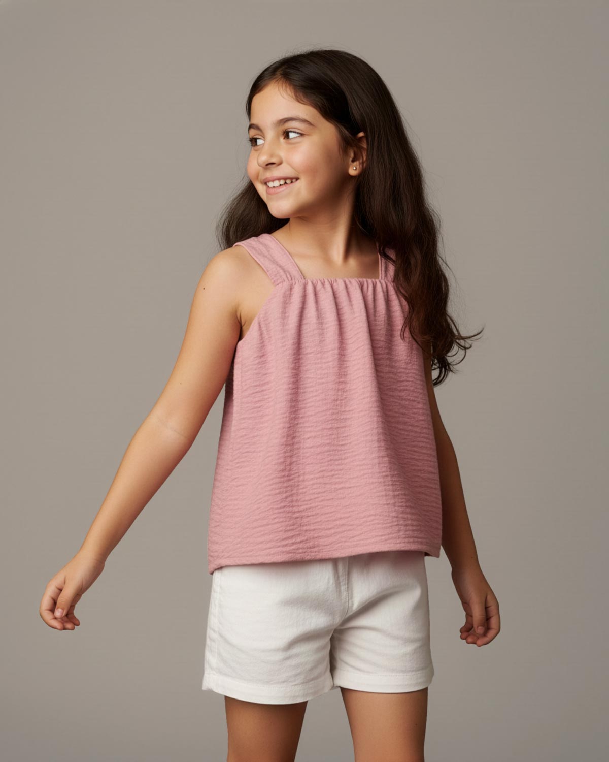 Conjunto blusa rosa de tiras con botones y short blanco para niña