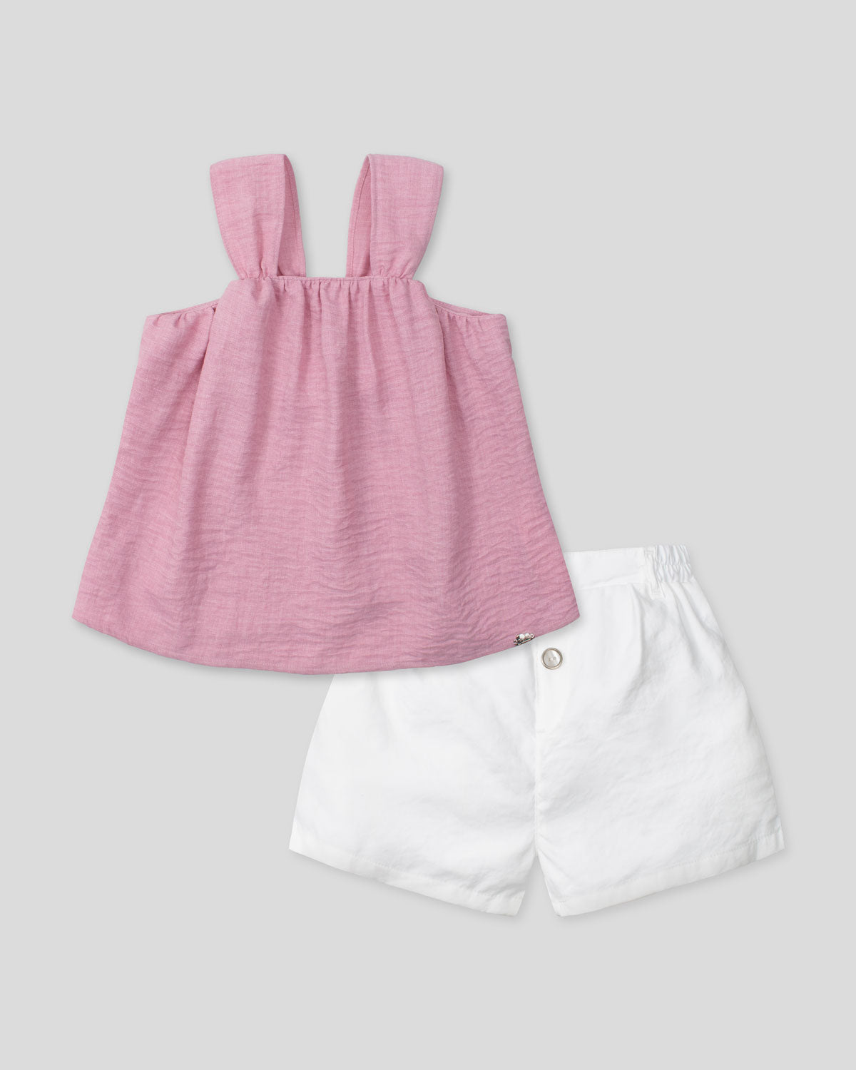Conjunto blusa rosa de tiras con botones y short blanco para niña
