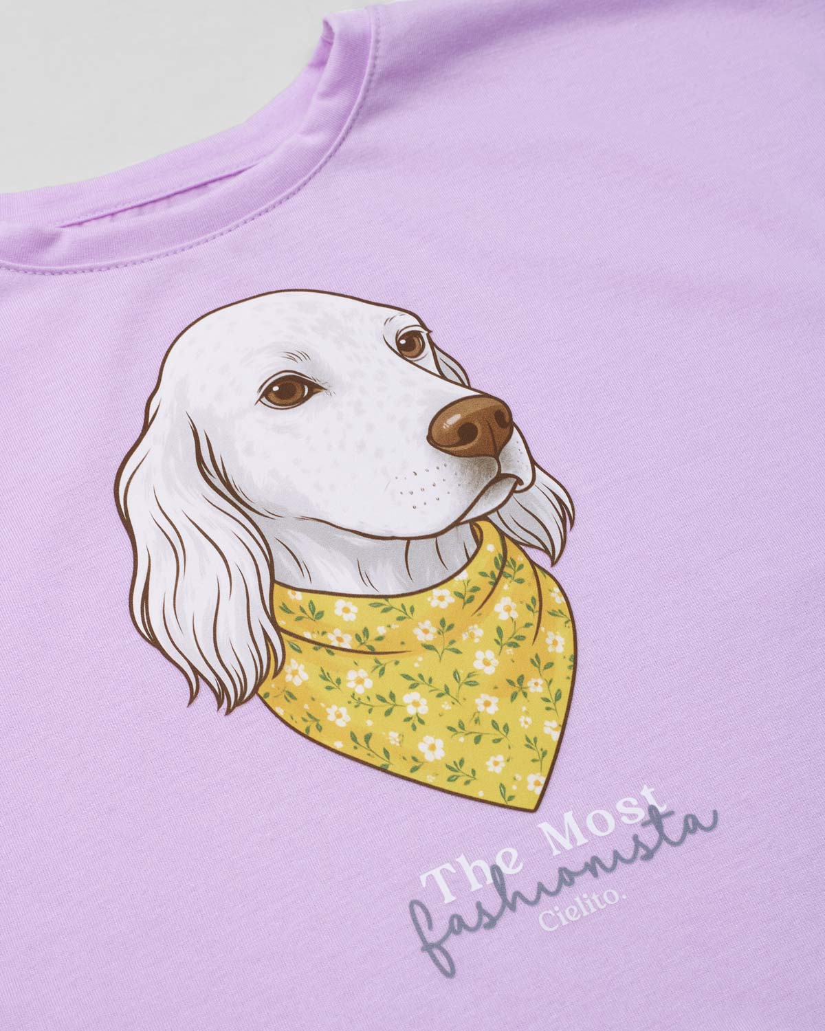 Conjunto blusa lila con estampado de perrito y short blanco para niña