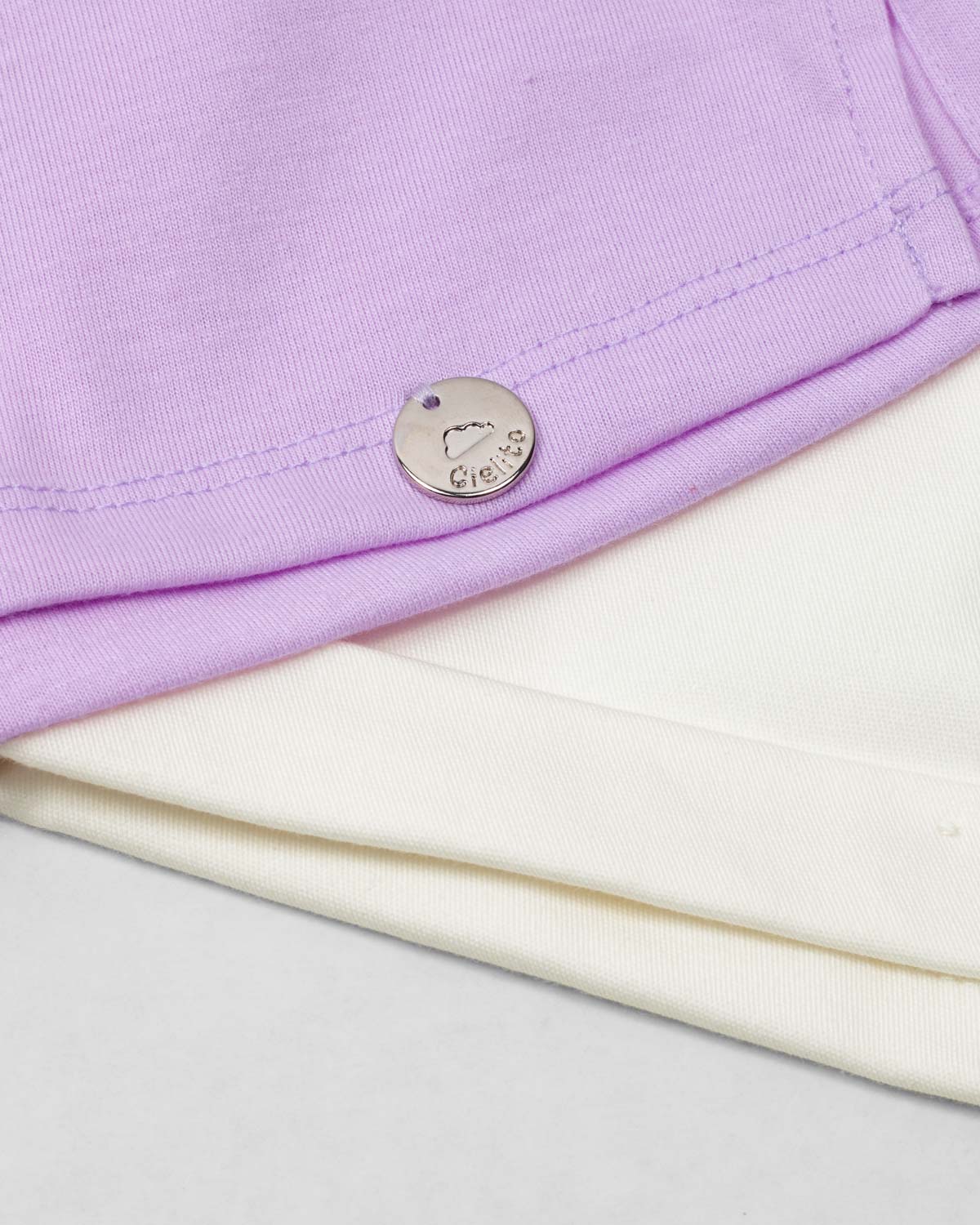 Conjunto blusa lila con estampado de perrito y short blanco para niña