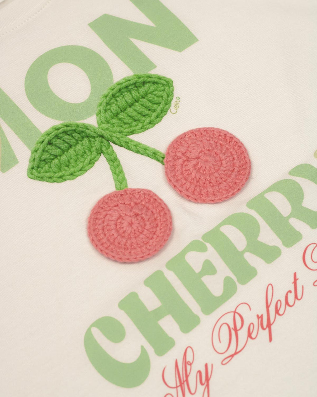 Conjunto camiseta blanca con estampado ''Mon Cherry'' y short verde manzana para niña