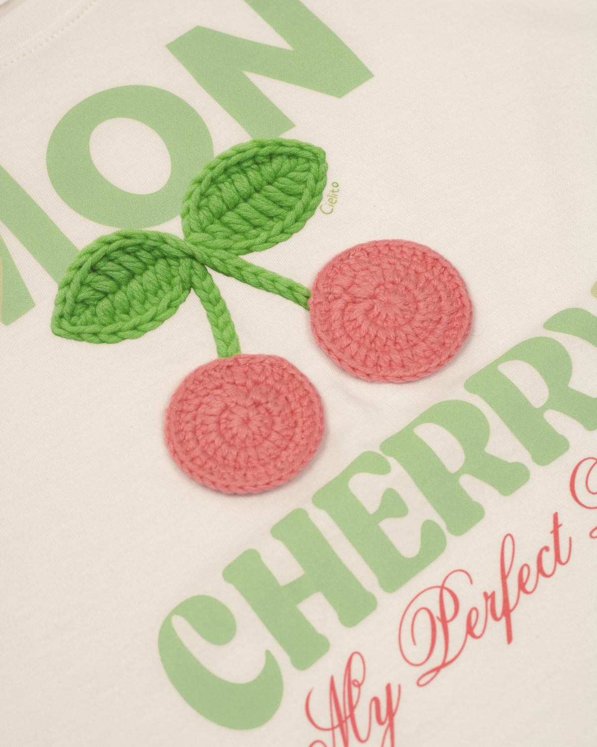 Conjunto camiseta blanca con estampado ''Mon Cherry'' y short verde manzana para niña