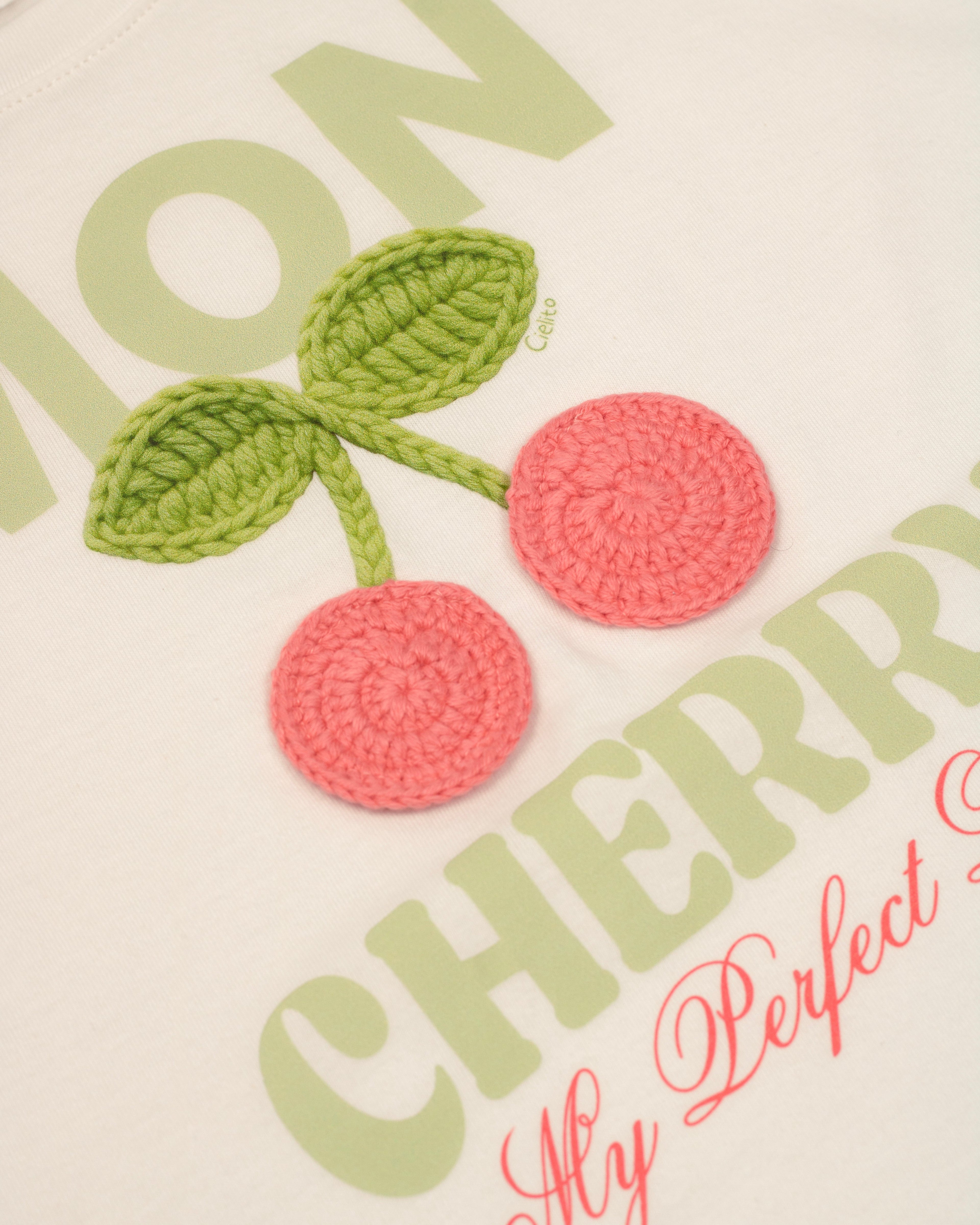 Conjunto camiseta blanca con estampado "Mon Cherry" y short verde para niña