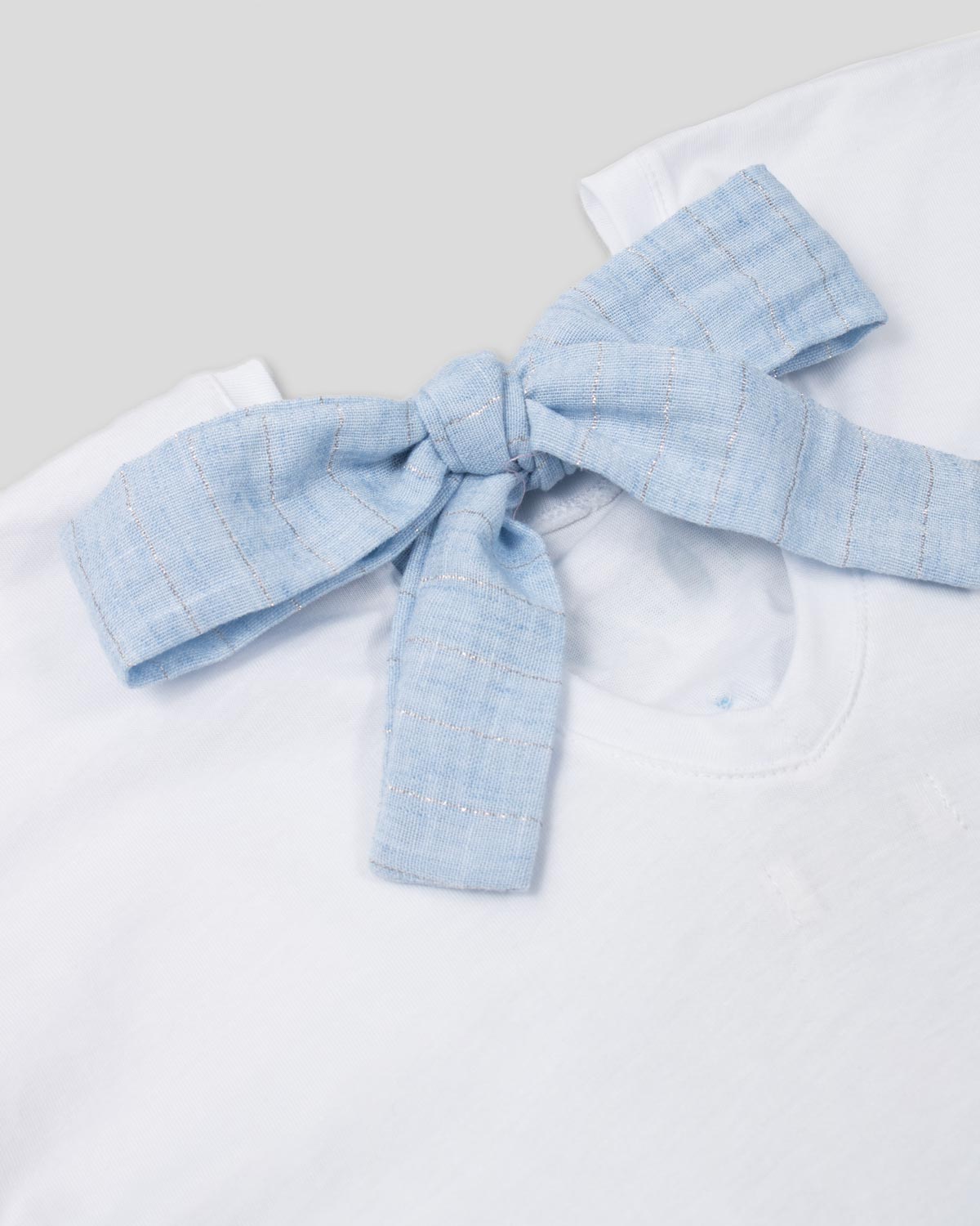 Conjunto blusa blanca con estampado moño  y short azul para niña