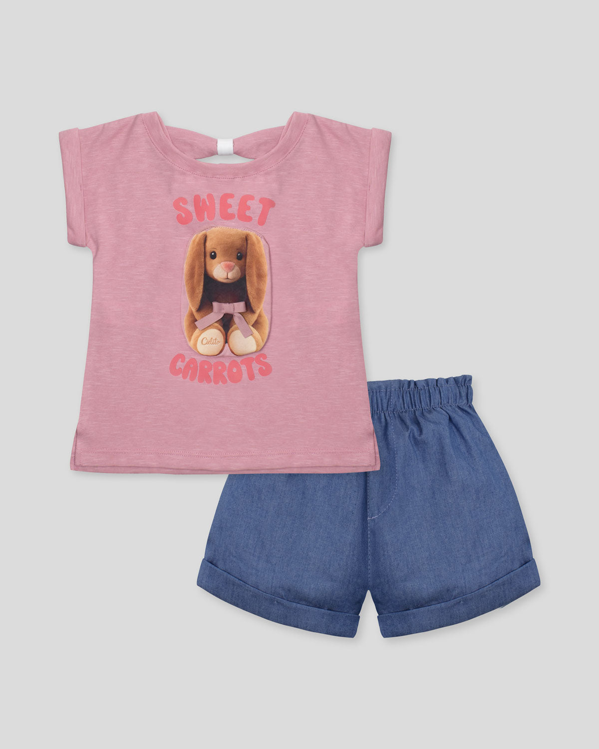 Conjunto blusa rosa con estampado de conejo y short azul para niña
