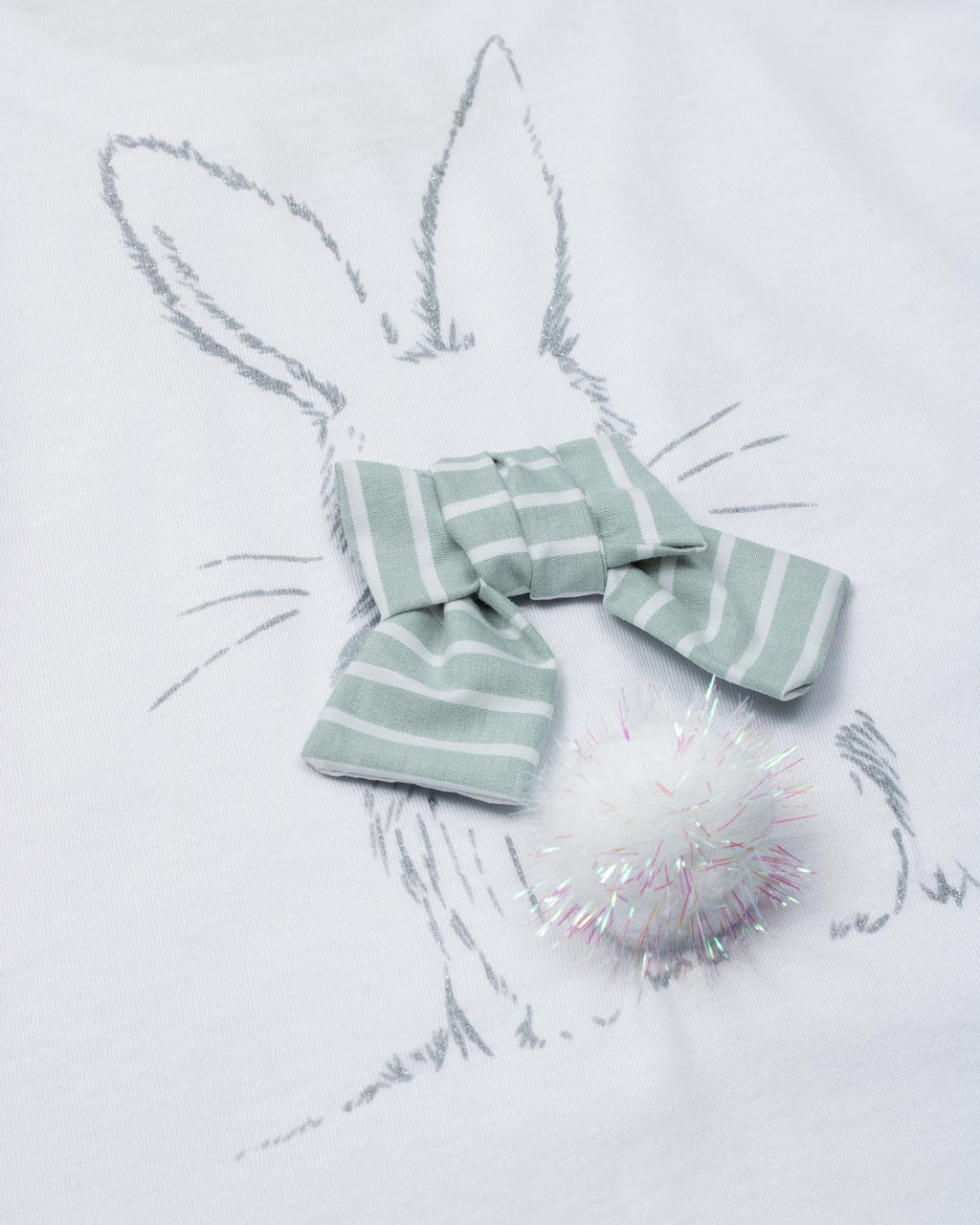 Conjunto blusa blanca con estampado de conejo y short de líneas verde menta con cinturón para niña