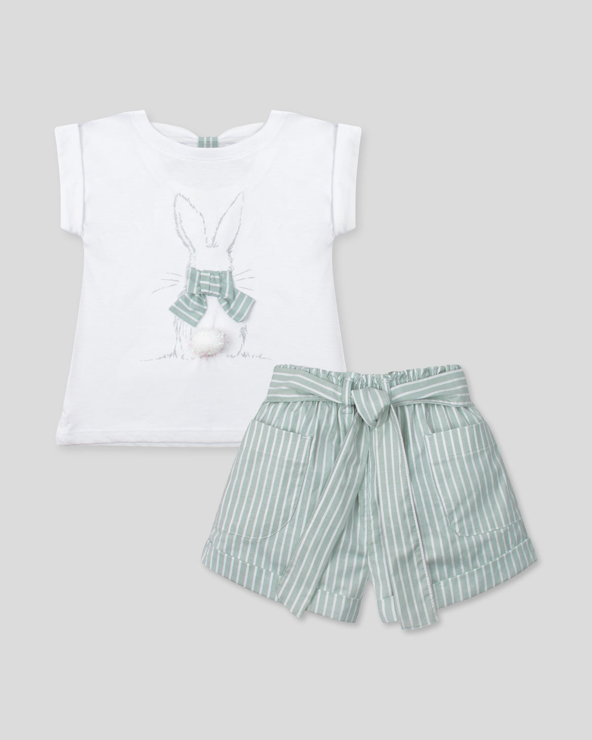 Conjunto blusa blanca con estampado de conejo y short de líneas verde menta con cinturón para niña