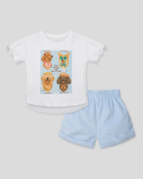Camiseta blanca con estampado de perritos y short azul con bolsillos para niña