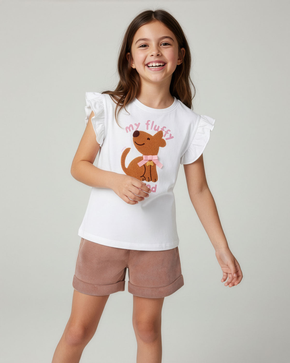 Conjunto blusa blanca con estampado, boleros en manga y short café para niña