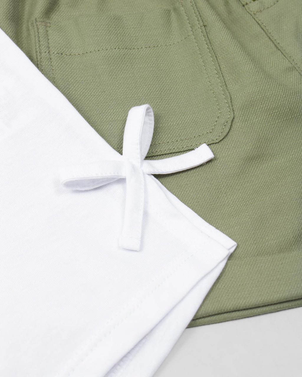 Conjunto blusa blanca estampada manga sisa y short verde para niña