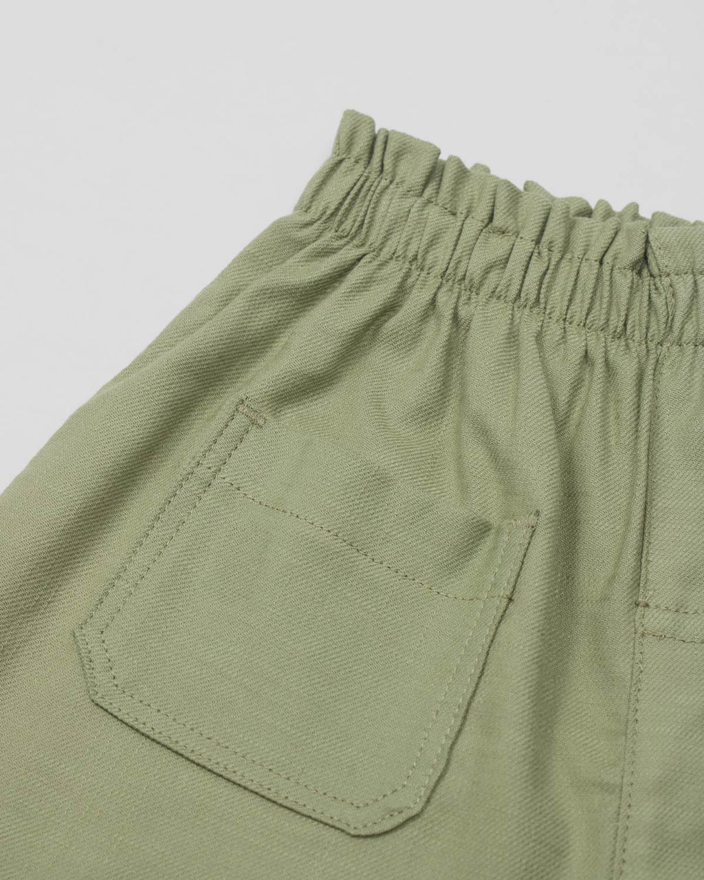 Conjunto blusa blanca estampada manga sisa y short verde para niña