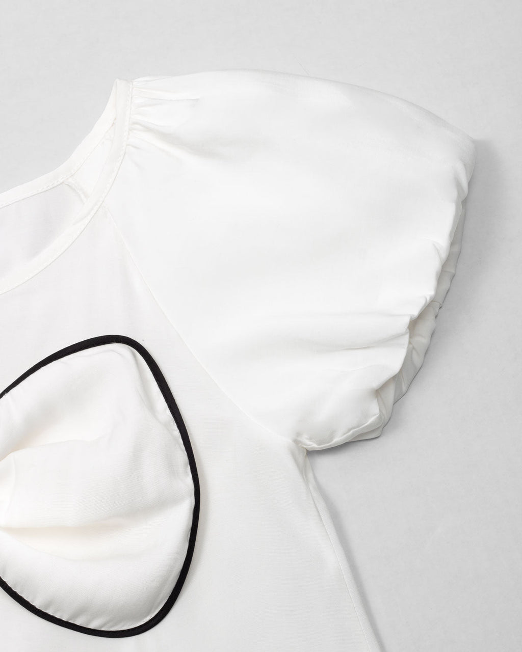 Conjunto blusa blanca con moño y falda negra plisada brillante para niña