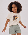 Conjunto blusa crema con estampado de perrito y short verde para niña