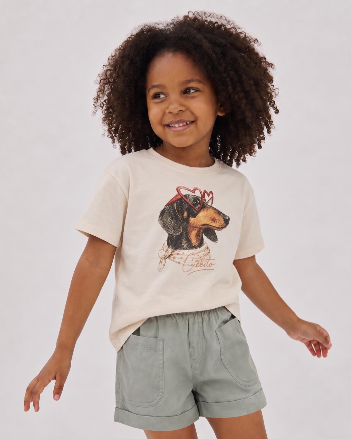 Conjunto blusa crema con estampado de perrito y short verde para niña