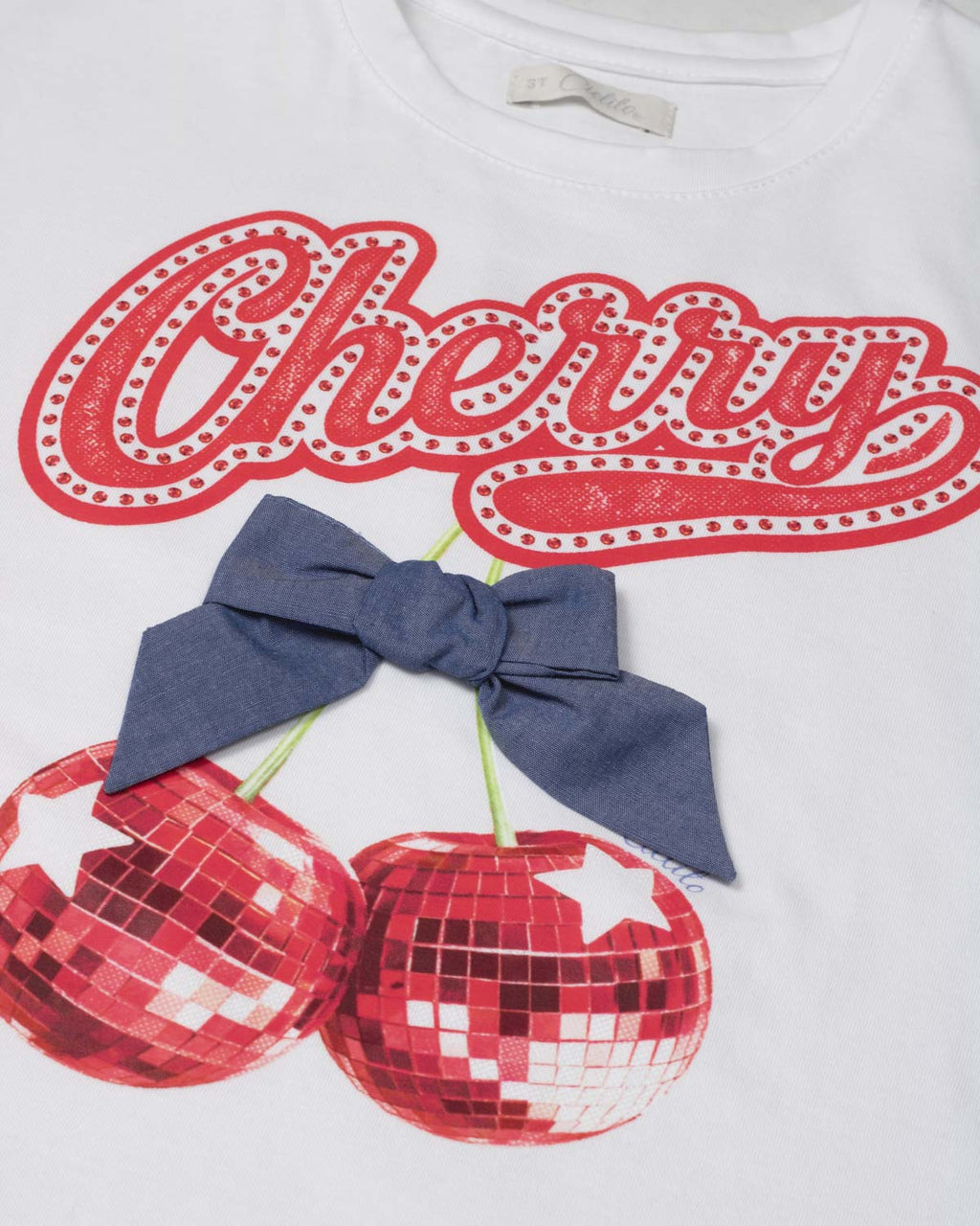 Conjunto camiseta blanca con estampado "Cherry" y short azul para niña