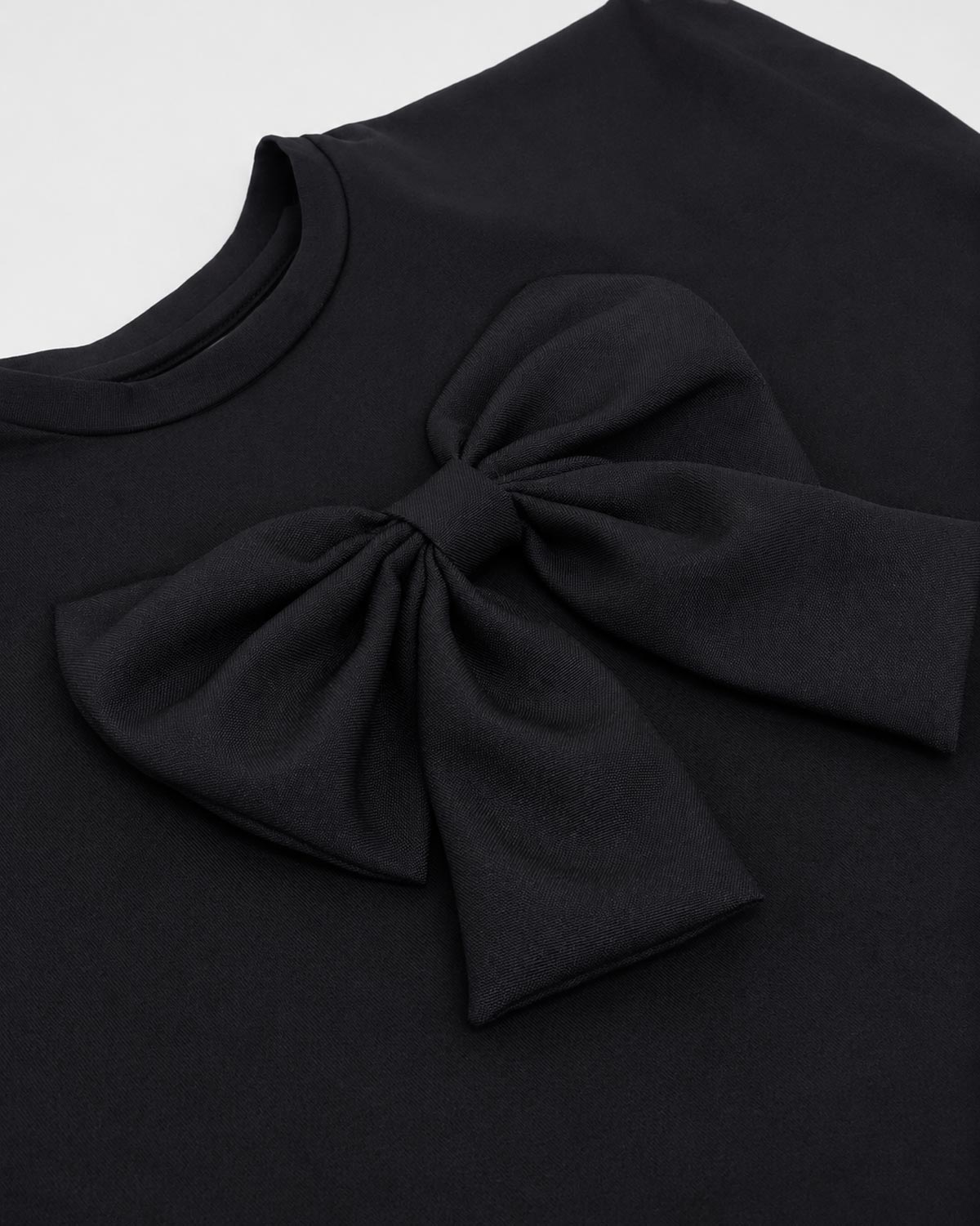 Conjunto blusa negra con moño y falda short en lino con rayas y moñitos para niña
