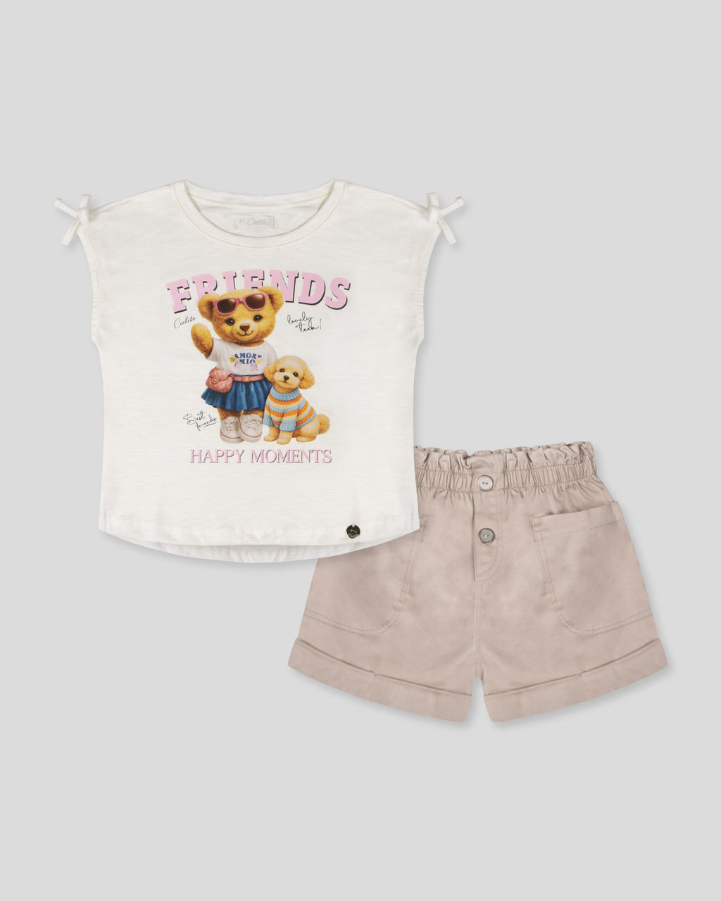 Conjunto blusa blanca estampada con moñitos y short beige para niña