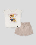 Conjunto blusa blanca estampada con moñitos y short beige para niña