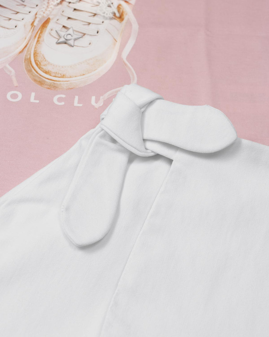 Conjunto camisa rosa estampada y falda short blanca para niña