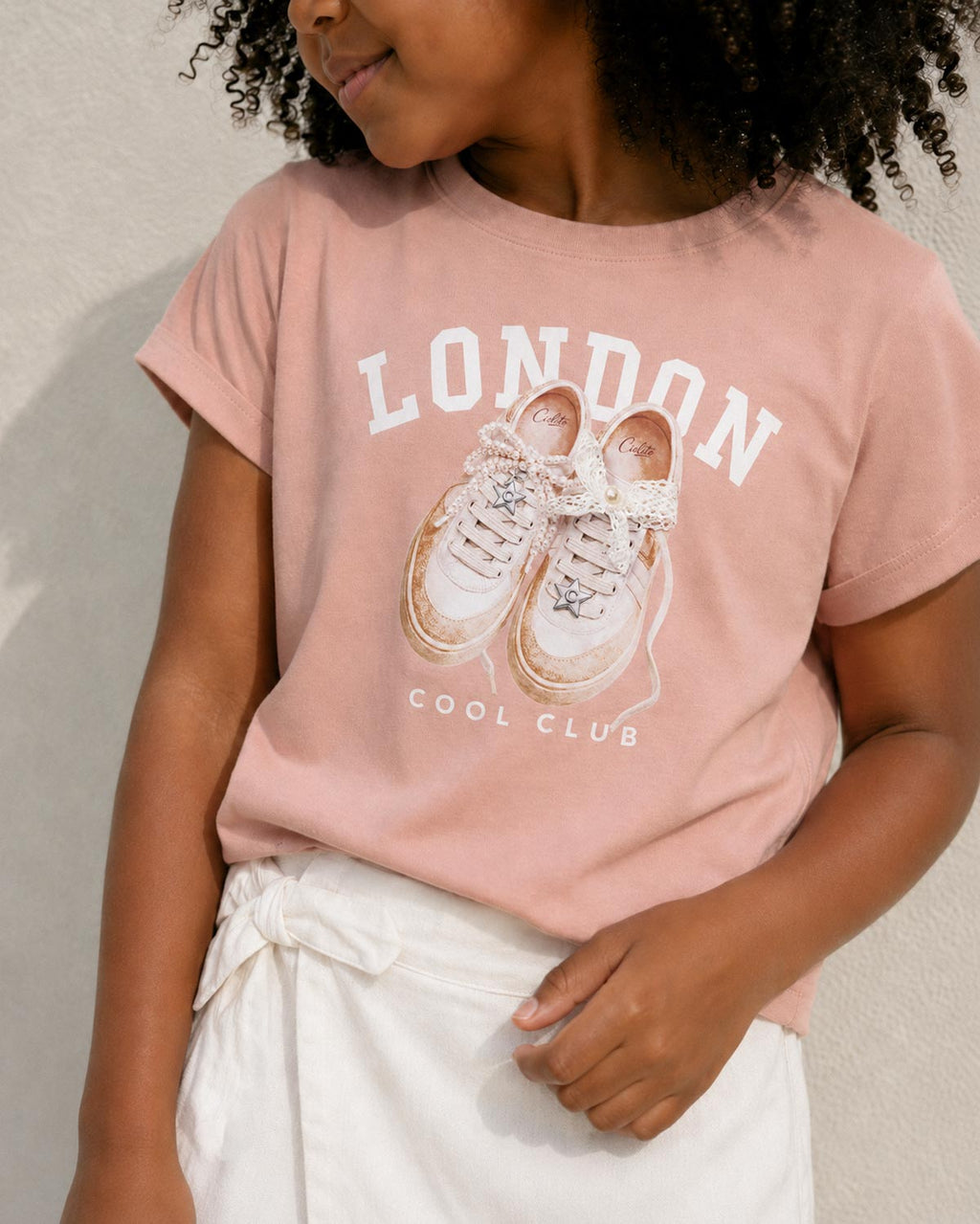Conjunto camisa rosa estampada y falda short blanca para niña
