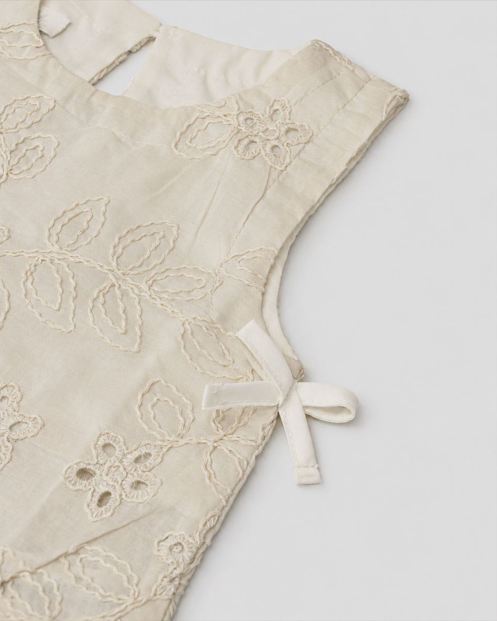 Conjunto blusa en tela hoja rota crema con moñitos y falda short café para niña