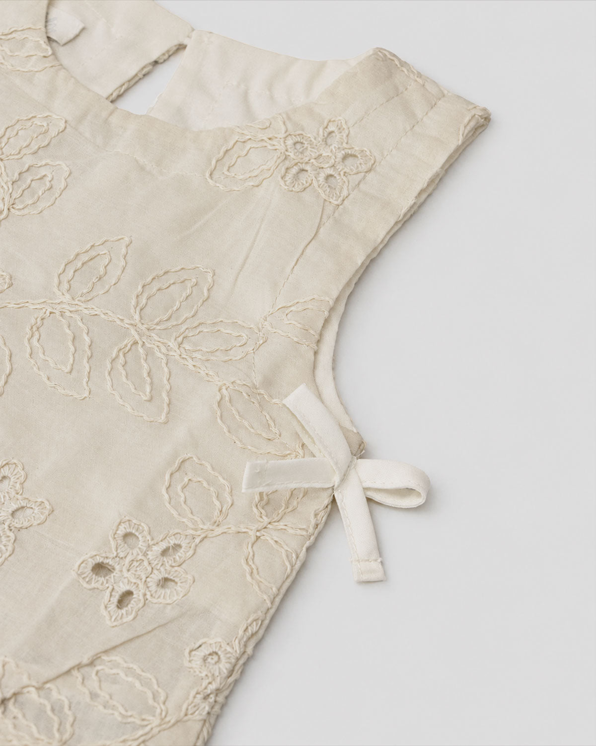 Conjunto blusa en tela hoja rota crema con moñitos y falda short café para niña