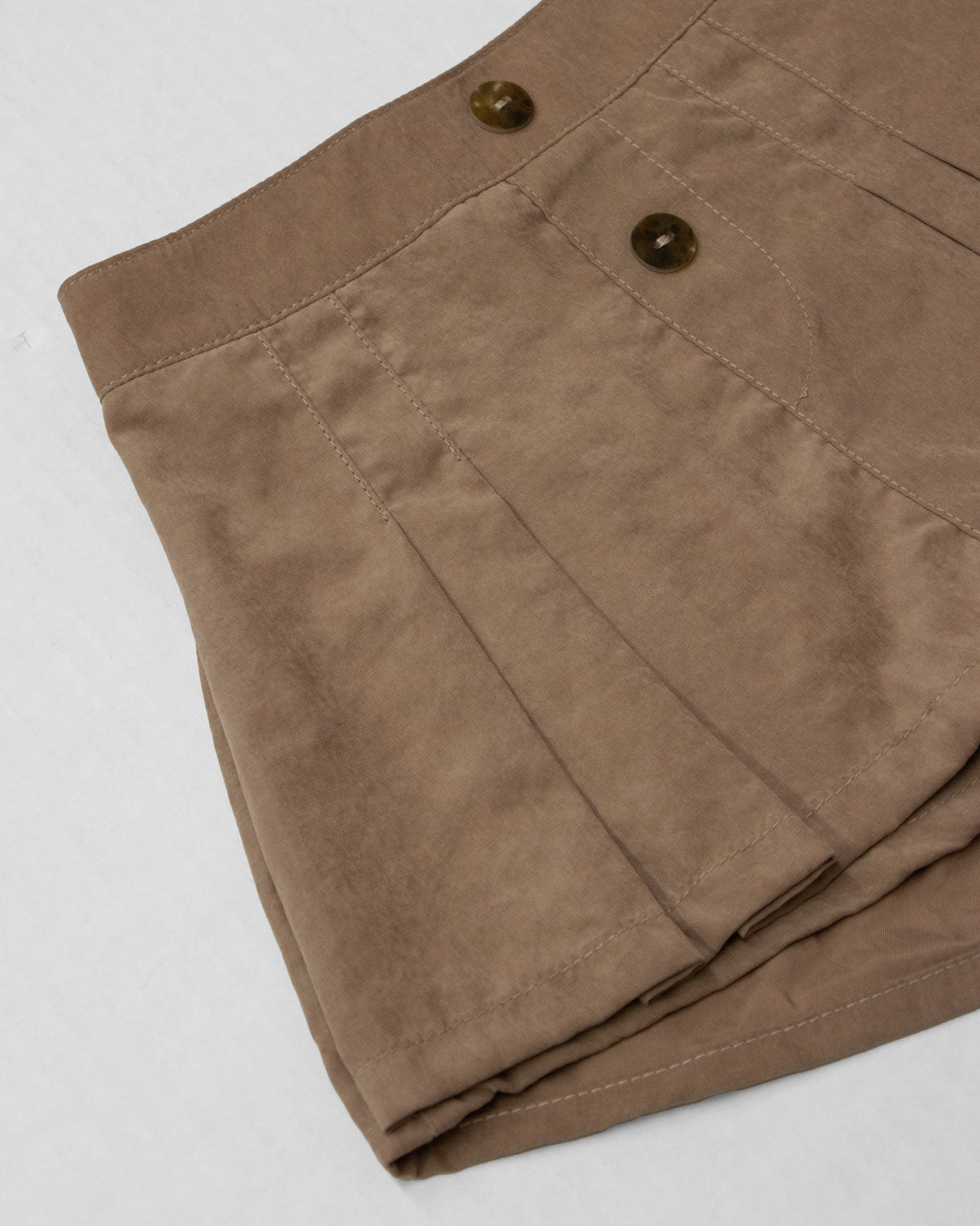 Conjunto blusa en tela hoja rota crema con moñitos y falda short café para niña