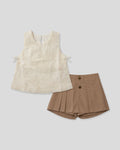 Conjunto blusa en tela hoja rota crema con moñitos y falda short café para niña