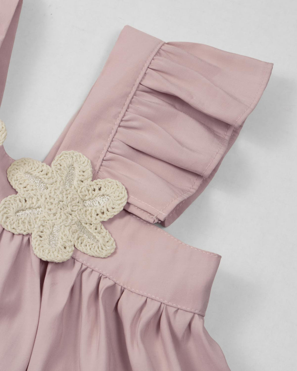 Conjunto blusa rosa de tiras con boleros, apliques de flor y falda short verde con moñitos para niña