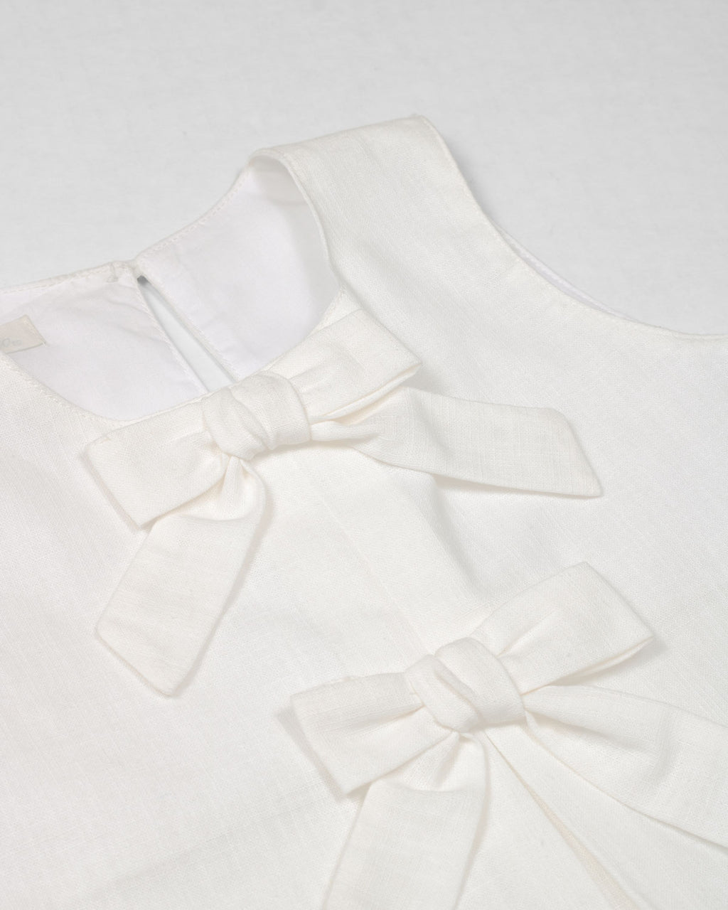 Conjunto blusa blanca con falda short verde para niña
