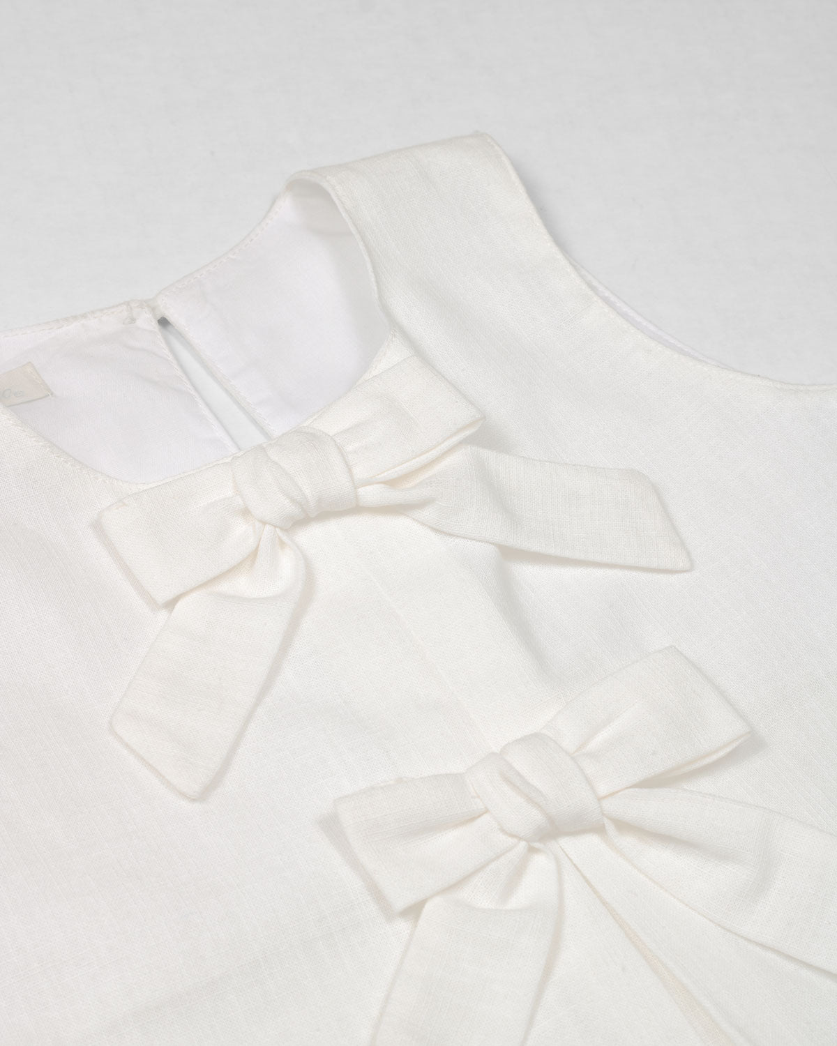 Conjunto blusa blanca con falda short verde para niña